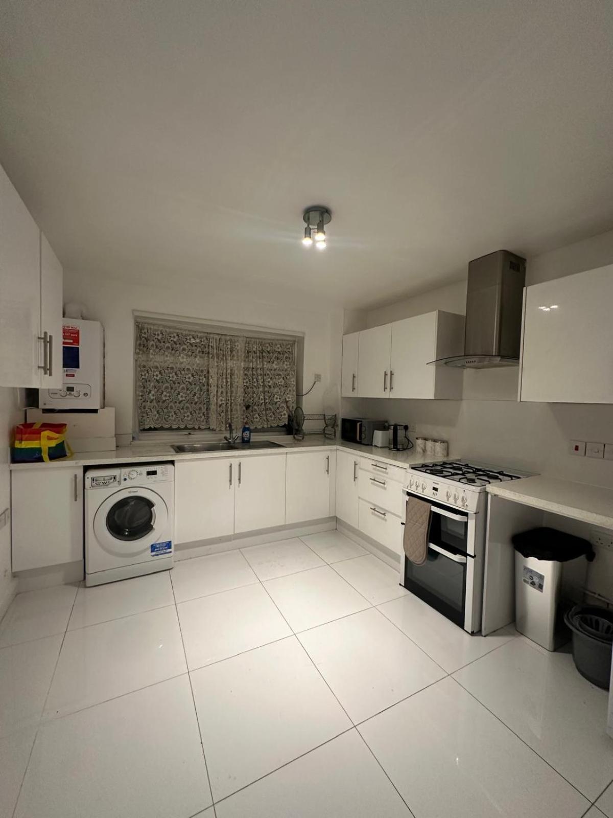 Modern Room In A 4 Bedroom Flat In London, Shared Bathroom! Dış mekan fotoğraf
