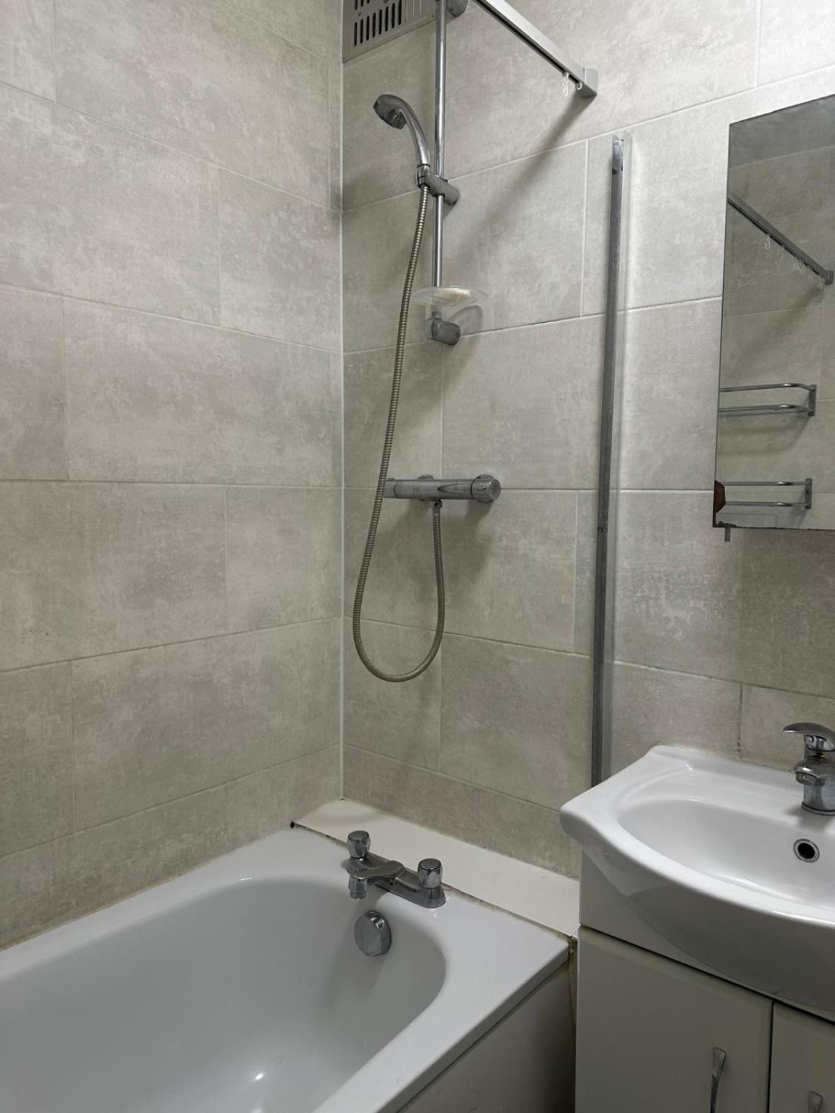Modern Room In A 4 Bedroom Flat In London, Shared Bathroom! Dış mekan fotoğraf