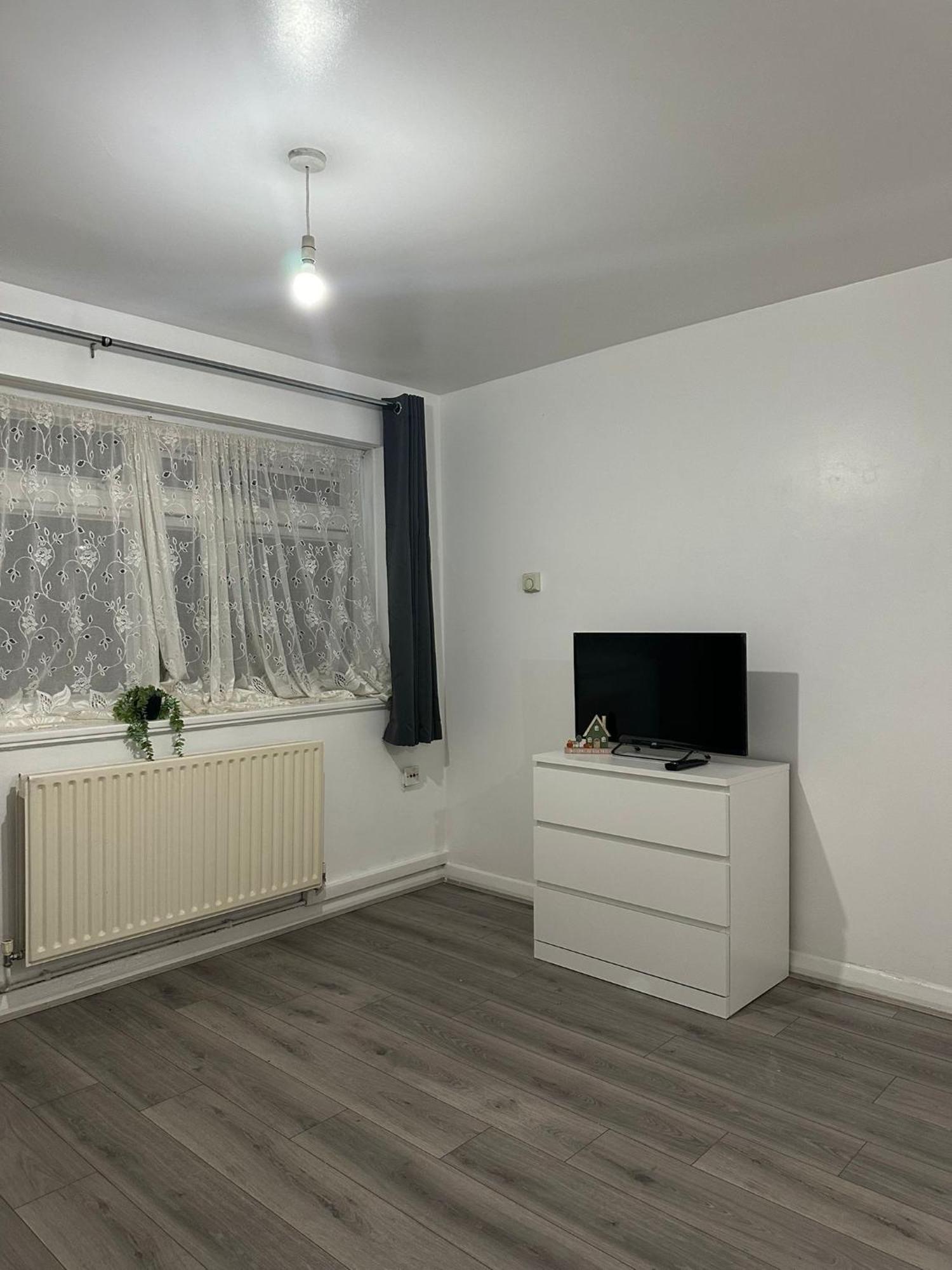 Modern Room In A 4 Bedroom Flat In London, Shared Bathroom! Dış mekan fotoğraf